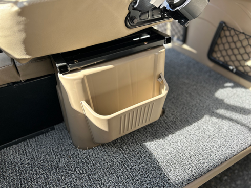 NEO-Lightメイン画像-7_前席サイドボックス画像